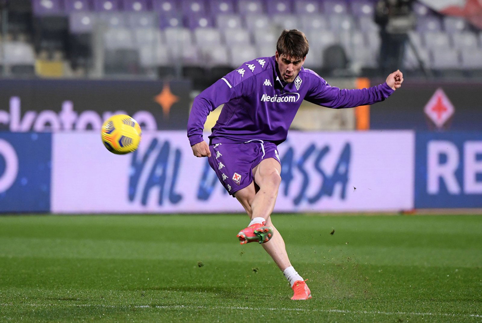 Report Fiorentina asking price for Vlahovic