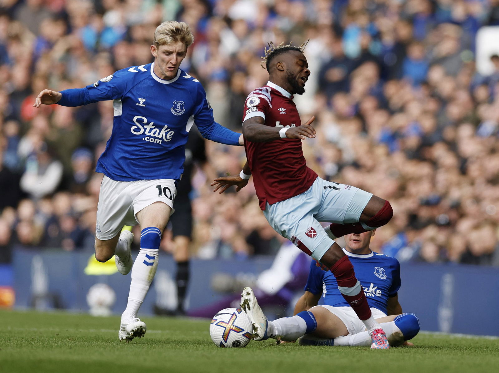 Dean Jones reacts to Maxwel injury Forever West Ham